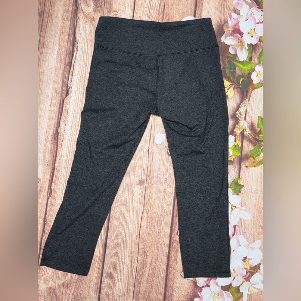 GapFit Women's XS Gray Capri Leggings Athletic Activewear Pants - Picture 3 of 3